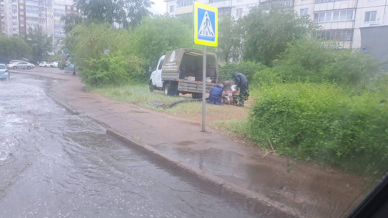 В Улан-Удэ вся техника задействована на откачке луж | 11.06.2024 | Новости  Улан-Удэ - БезФормата