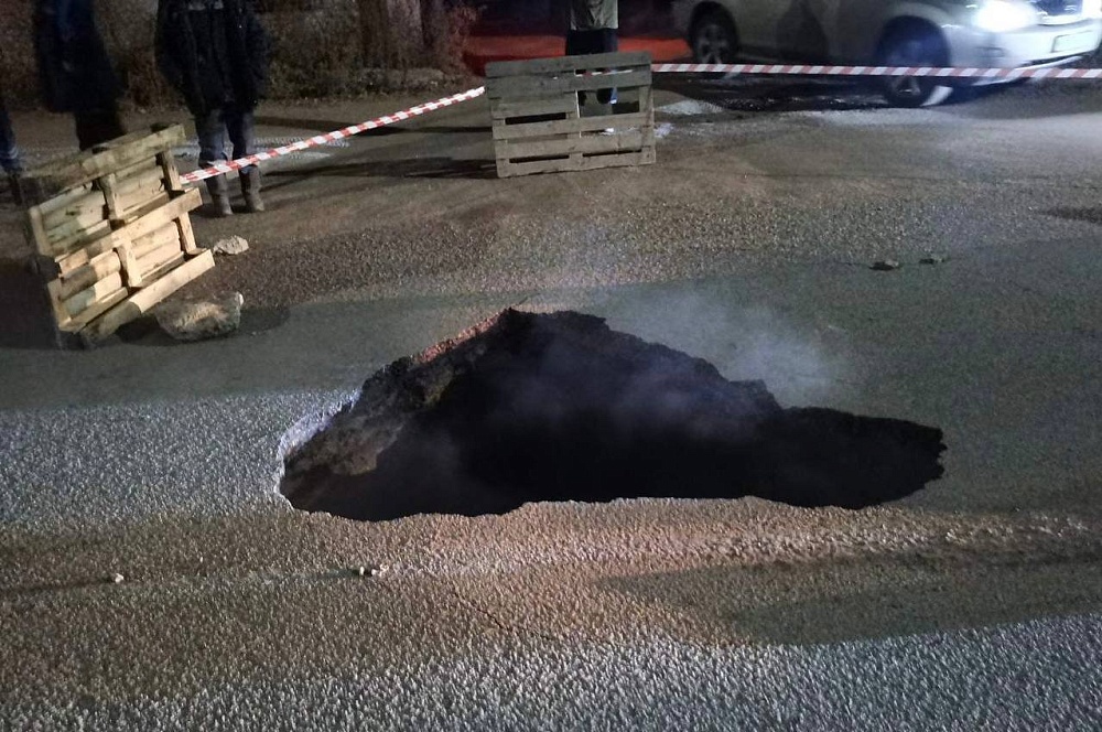 Провалился асфальт: в Улан-Удэ на улице Шаляпина перекрыто движение ...