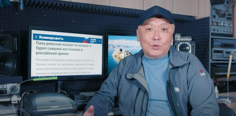 Пятилетний мальчик якут. День отца в бурятии. Папа на бурятском. Семья на бурятском языке. Бурятский костюм учи ру.