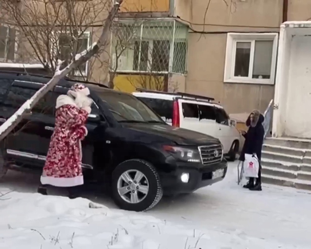 По Улан-Удэ ездит бесплатное такси с Дедом Морозом - Общество - Новая ...