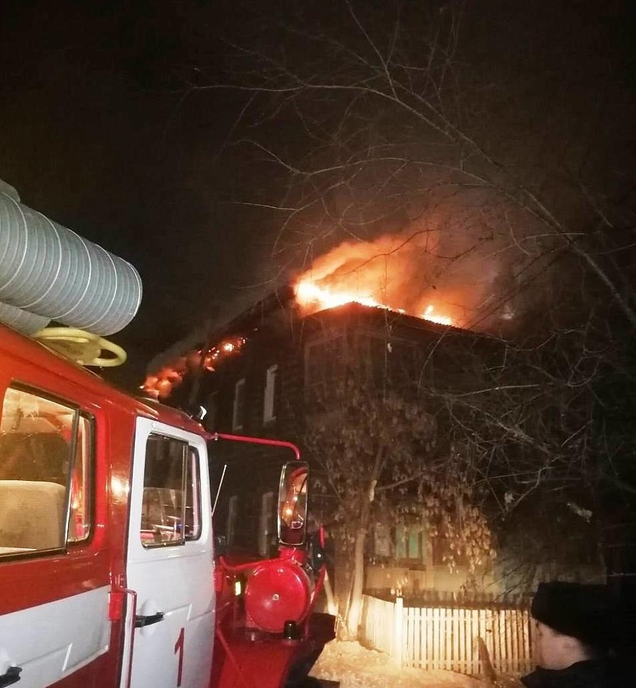 Ночью в Баргузинском районе Бурятии вспыхнул двухэтажный многоквартирный дом  - Происшествия - Новая Бурятия